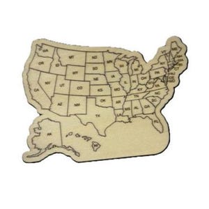 Puede incluir: Un recorte de madera del mapa de los Estados Unidos, con las abreviaturas de cada estado. El mapa es de color marrón claro con contornos marrones oscuros. Incluye Alaska y Hawái. Medidas en centímetros.