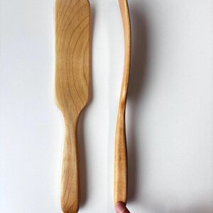 Puede incluir: Un letrero de madera hecho a mano con la palabra "Welcome" en una fuente juguetona. El letrero est&aacute; pintado de blanco con un acabado envejecido y presenta un peque&ntilde;o elemento floral decorativo. Dimensiones aproximadas: 30 cm de ancho y 15 cm de alto.