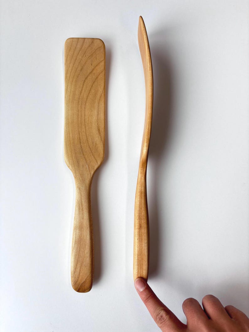 Puede incluir: Un letrero de madera hecho a mano con la palabra "Welcome" en una fuente juguetona. El letrero est&aacute; pintado de blanco con un acabado envejecido y presenta un peque&ntilde;o elemento floral decorativo. Dimensiones aproximadas: 30 cm de ancho y 15 cm de alto.