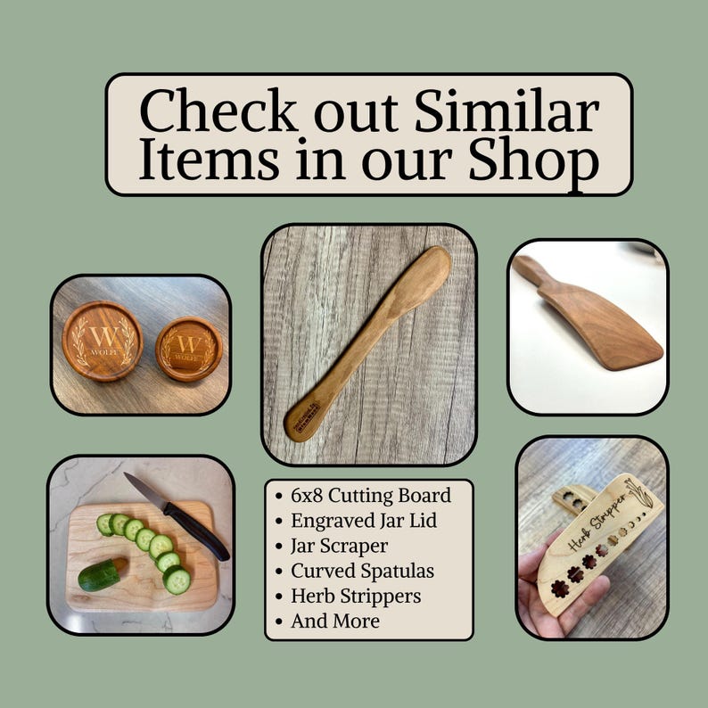 Puede incluir: Una colecci&oacute;n de utensilios de cocina de madera que incluye dos posavasos grabados, una esp&aacute;tula para frascos, una esp&aacute;tula, una tabla de cortar con pepino en rodajas y un cuchillo, y un deshojador de hierbas. Texto: Check out Similar Items in our Shop.