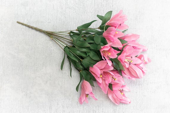 CERISE TIGER LILY ARTIFICIAL FLOWER ARRANGEMENT SPRAY IN VASE DISPLAY.