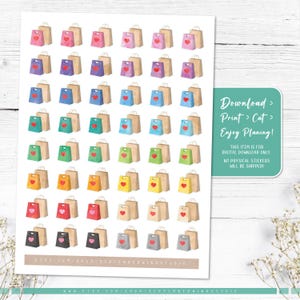 Puede incluir: Una hoja de pegatinas imprimibles con 64 bolsas de la compra de acuarela con corazones en varios colores. El texto "Download > Print > Cut > Enjoy Planning!" est&aacute; en el lado derecho de la hoja. Este art&iacute;culo es solo para descarga digital. No se enviar&aacute;n pegatinas f&iacute;sicas.