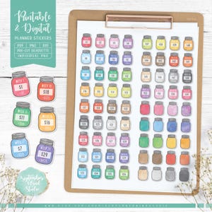 Può includere: Una collezione di adesivi colorati per planner a forma di barattoli, disposti su una clip board. Gli adesivi sono etichettati con numeri e importi in dollari. L'immagine include anche il testo "Printable & Digital Planner Stickers."