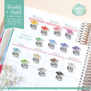 Pu&ograve; includere: Un set di 12 adesivi per planner stampabili e digitali che mostrano un libro chiuso con una croce e il testo "Bible Study". Gli adesivi sono di vari colori, tra cui blu, verde, viola, rosa e giallo. Gli adesivi misurano 2,13 cm per 2,26 cm.