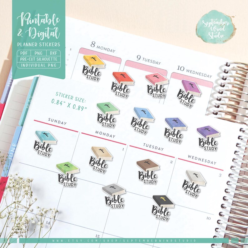 Pu&ograve; includere: Un set di 12 adesivi per planner stampabili e digitali che mostrano un libro chiuso con una croce e il testo "Bible Study". Gli adesivi sono di vari colori, tra cui blu, verde, viola, rosa e giallo. Gli adesivi misurano 2,13 cm per 2,26 cm.