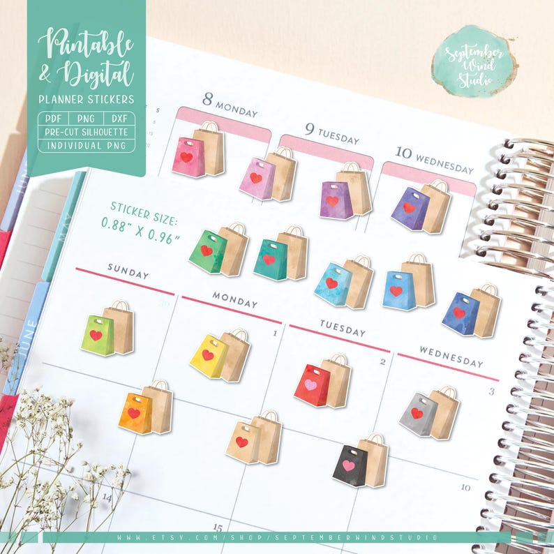 Puede incluir: Una hoja de pegatinas de planificador imprimibles con bolsas de la compra de acuarela con corazones en varios colores. Las pegatinas miden 0,88 pulgadas por 0,96 pulgadas y est&aacute;n etiquetadas con los d&iacute;as de la semana.