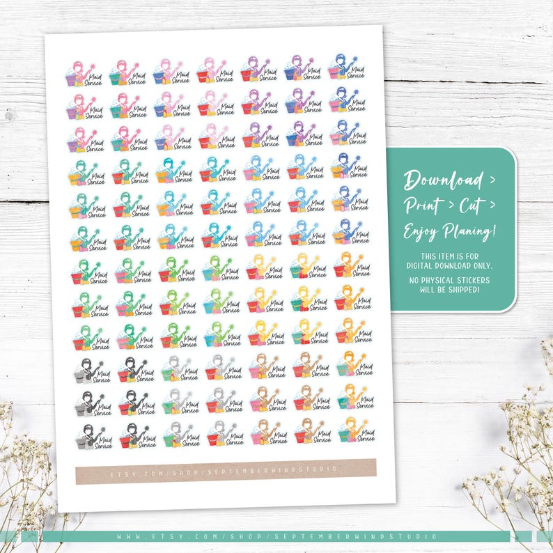 Op de afbeelding: Een vel met printbare stickers met een logo van een schoonmaakservice met een emmer en schoonmaakbenodigdheden. De stickers zijn in verschillende kleuren, waaronder roze, blauw, groen, geel en rood. De tekst op de stickers luidt "Maid Service".