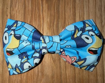 Pajarita ajustable con diseño de perro azul, ideal para bebés, niños pequeños e incluso mascotas.
