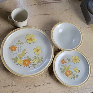 Hearthside Stoneware Garden Festival Dinnerware; Sunshinne Flowers; 1970&#39;s