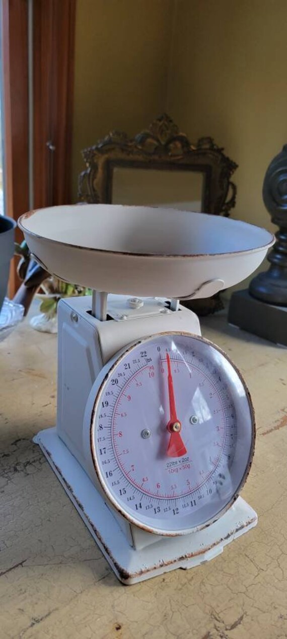 Vintage Scale 25 Pounds by Ounces Built in Bowl 