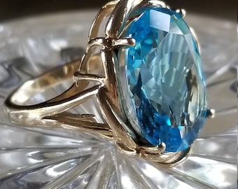 14kt Gold Blue Topaz Contemporary Ring; Large Oval Stone