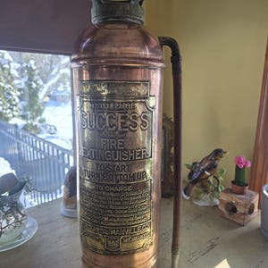 Vintage koperen brandblusser; Messing plaat met reliëf; Rubberen slang; Succes