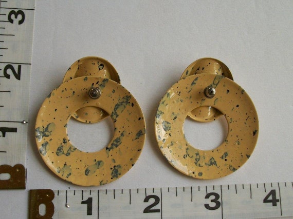 Huge Vintage Post Earrings Cream and Grey Pierced… - image 3