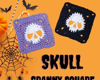Peut inclure: Deux carrés granny en crochet avec des têtes de mort, un violet et un noir, avec des crânes blancs. L'image comprend des décorations d'Halloween comme des chauves-souris, des araignées et une citrouille. Le texte indique "SKULL GRANNY SQUARE."