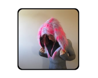 Gorro de pelo sintético rosa pastel y morado con orejas de conejo. Accesorio festivo. Disfraz de conejita.