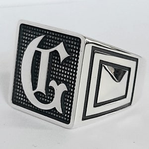 Anillo con letra de escudo familiar, anillo de sello de plata esterlina, anillo gótico para hombre, anillo hecho a mano, anillo medieval, anillo de caballero, regalo para papá