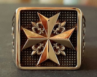 Anillo con cruz templaria de oro macizo: acabado ennegrecido, detalle de flor de lis.