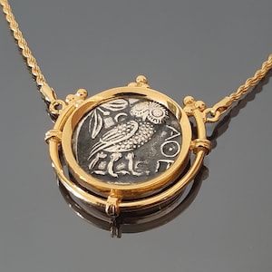 Alte Eulenmünze, Göttin Athene Münzanhänger, Münze aus der griechischen Mythologie, Vermeil-Basis, Museumskopie, zweiseitige Athener Halskette, Eule für Mamas Geschenk.