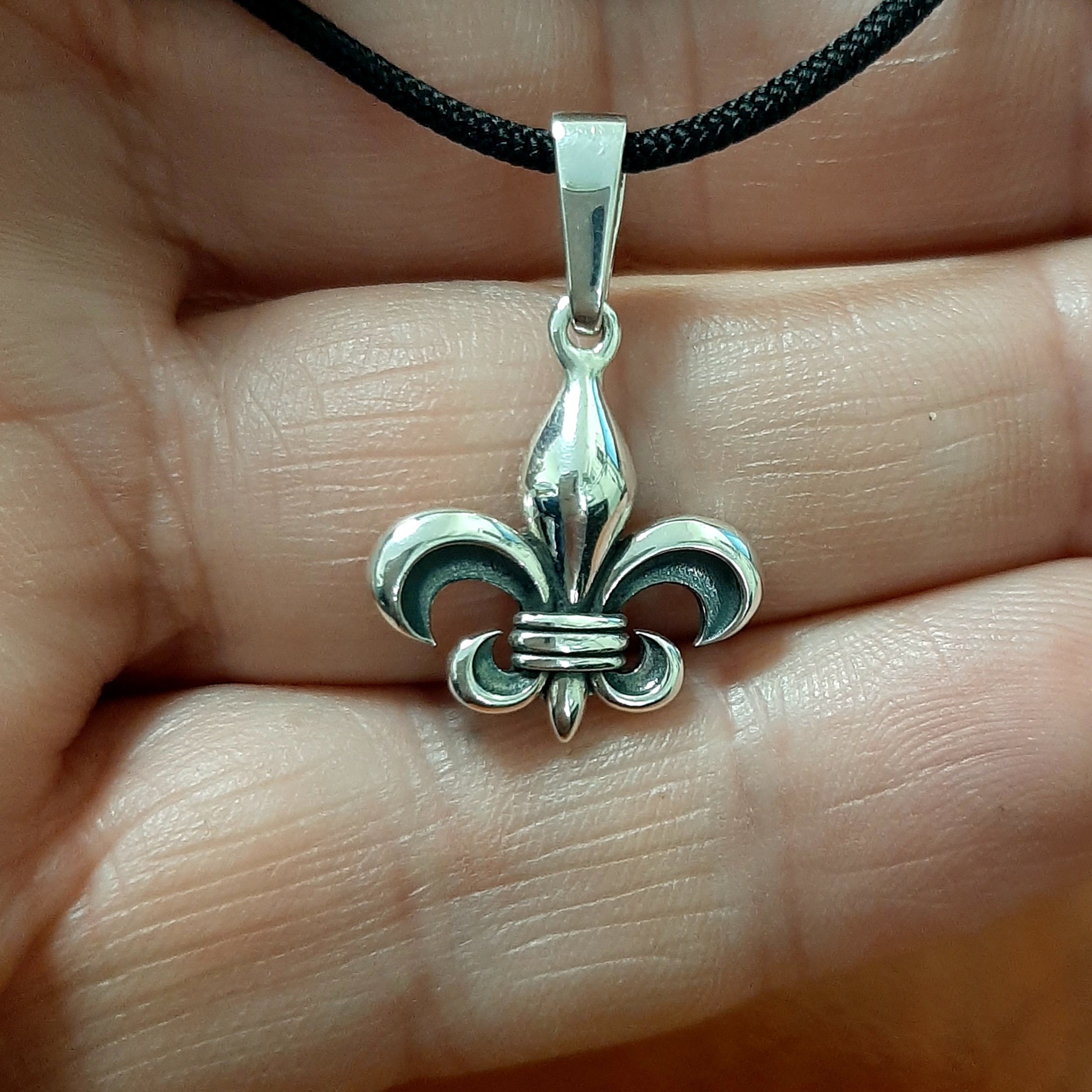 シルバー フルール・ド・リス ネックレス⭐︎