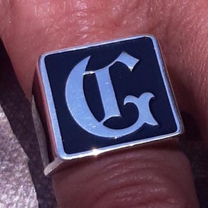 Anillo con letra negra, anillo con monograma G, anillo con letra familiar, caballero con escudo familiar, anillo de plata esterlina y anillo negro personalizado para regalo.
