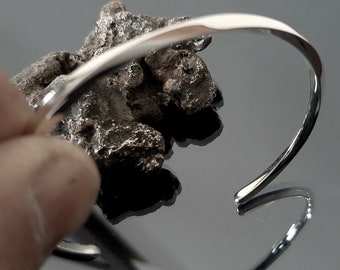 シルバー 幾何学模様 カフブレスレット 幾何学模様のスターリングシルバーのカフバングル：ミニマリストメンズ