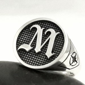Anillo de plata de ley con sello de escudo familiar, anillo de iniciales hecho a mano, anillo de letra medieval, anillo firmado por caballero, regalo para papá, regalo para novio