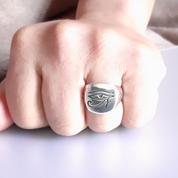 Anillo de plata esterlina con el ojo de Ra del dios egipcio un anillo Ankh con