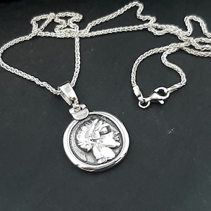 The pendant with Athena's head side option and all the silver chain with the secure clasp.