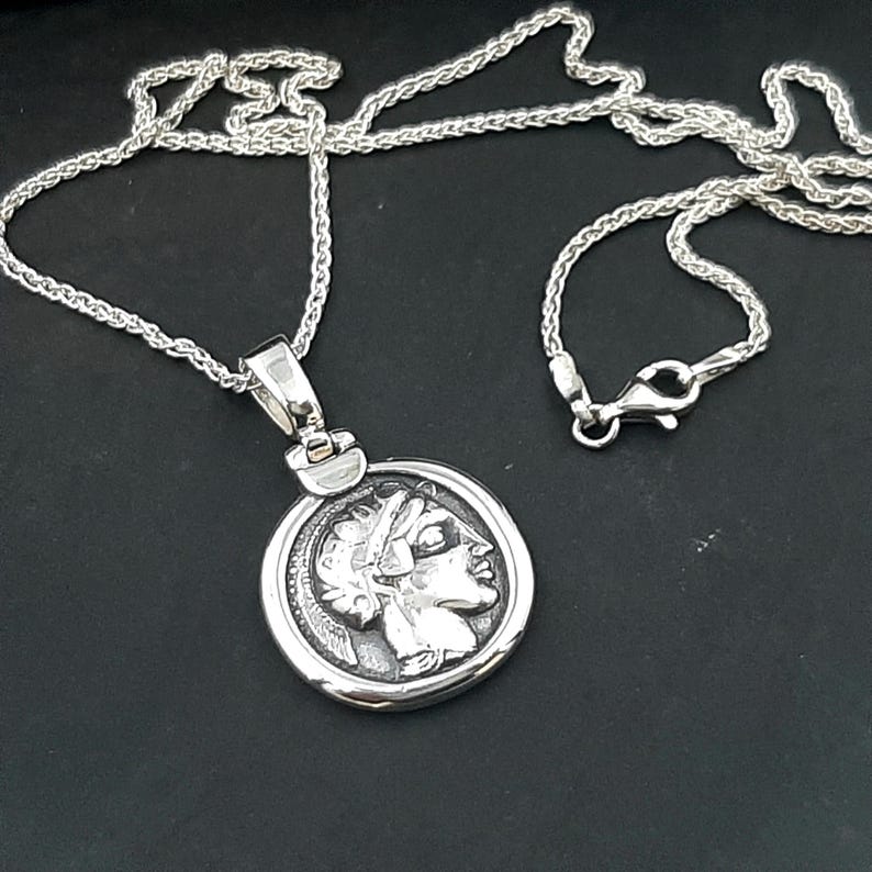 The pendant with Athena's head side option and all the silver chain with the secure clasp.