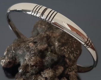 シルバー 幾何学模様 カフブレスレット 幾何学模様のスターリングシルバーのカフバングル：ミニマリストメンズ