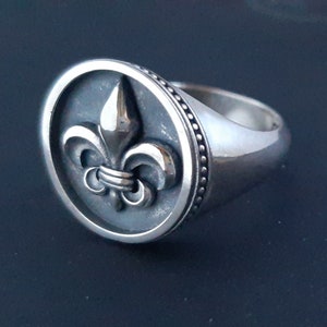 Bague fleur de lys chevalier, bague médiévale fleur de lys, bague force des Templiers, bague en argent sterling, bague arrière chevalier, accessoire de chevalier.