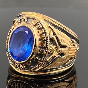 Anillo del Ejército de EE. UU.: Plata de ley, piedra de cuarzo azul - Acabado chapado en oro