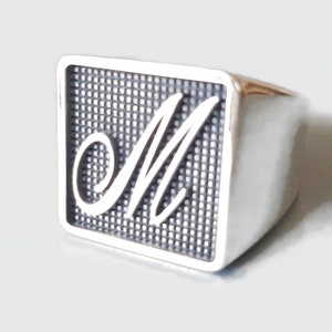 Anillos con escudo familiar, anillos de plata esterlina, anillos con sello de monograma, anillos caligráficos, anillos con monograma cuadrado, anillos con letra caligráfica M.