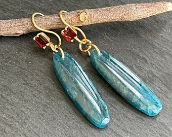 Natuurlijke granaat en blauwe apatiet lange oorbellen, ambachtelijke oorbellen, gouden oorbellen, statement oorbellen, Boho lange oorbellen, cadeau voor haar