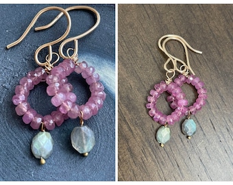 Boucles d'oreilles en pierres précieuses ; boucles d'oreilles en saphir rose et labradorite ; Boucles d'oreilles délicates, boucles d'oreilles en gold filled, créoles en or, boucles d'oreilles chakra