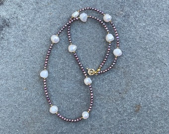 Collier de perles d'eau douce ; Collier de perles blanches et framboises ; Perle et or ; Collier élégant ; Chakra ; Pierre de naissance de juin