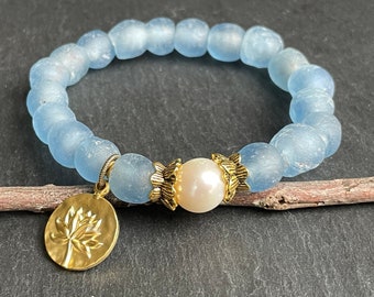 Seeglasarmband; Lotus-Bettelarmband; Süßwasserperlenarmband; Blau-goldenes Armband; Boho Strand Armband;