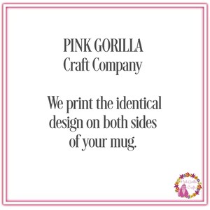 Op de afbeelding: Tekst "Pink Gorilla Craft Company" met het bericht "We printen hetzelfde ontwerp aan beide kanten van je mok." Een roze gorilla-logo met de tekst "Pink Gorilla Crafts" staat in de rechterbenedenhoek.