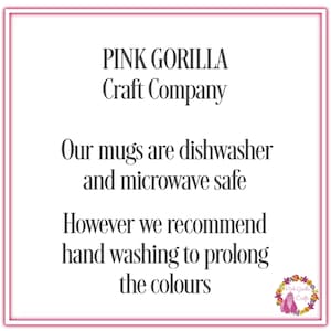Op de afbeelding: Tekst van Pink Gorilla Craft Company met de boodschap: Onze mokken zijn vaatwasser- en magnetronbestendig. We raden echter aan om ze met de hand te wassen om de kleuren te behouden.