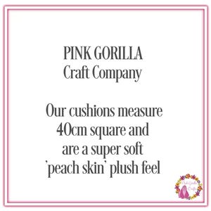 以下が含まれることがあります： Pink Gorilla Craft Companyのテキストが書かれた白い背景。クッションのサイズは40cm四方で、とても柔らかい「ピーチスキン」のぬいぐるみのような手触りです。ピンク色の枠線がテキストを囲んでいます。