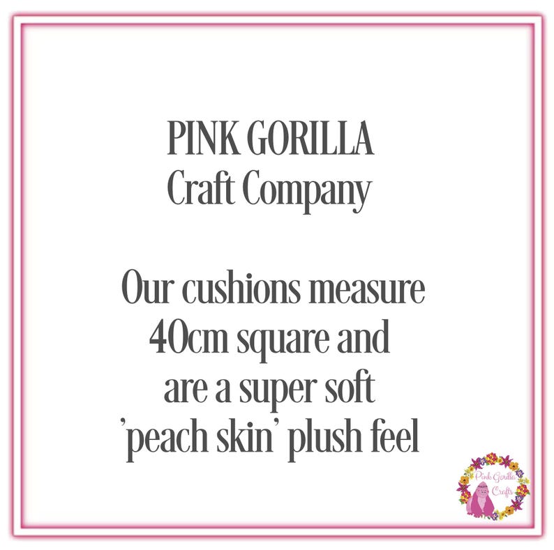 以下が含まれることがあります： Pink Gorilla Craft Companyのテキストが書かれた白い背景。クッションのサイズは40cm四方で、とても柔らかい「ピーチスキン」のぬいぐるみのような手触りです。ピンク色の枠線がテキストを囲んでいます。