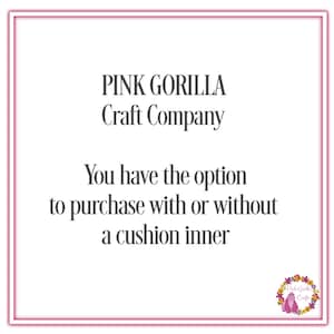 以下が含まれることがあります： ピンク色の枠線で囲まれた正方形の画像。テキストは「PINK GORILLA Craft Company」と表示されています。その下に「You have the option to purchase with or without a cushion inner」と書かれています。右下には花のロゴがあります。