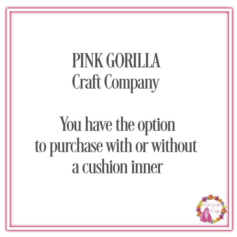 以下が含まれることがあります： ピンク色の枠線で囲まれた正方形の画像。テキストは「PINK GORILLA Craft Company」と表示されています。その下に「You have the option to purchase with or without a cushion inner」と書かれています。右下には花のロゴがあります。