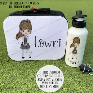 Pode incluir: Bolsa de almo&ccedil;o branca e garrafa de &aacute;gua com uma menina de desenho animado usando uniforme escolar. A bolsa de almo&ccedil;o e a garrafa de &aacute;gua s&atilde;o personalizadas com o nome "Lowri". O texto "OTHER UNIFORM COLORS AVAILABLE AND A BOY VERSION AVAILABLE IN OUR ETSY SHOP" est&aacute; impresso na parte inferior da imagem.