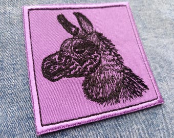 Parche termoadhesivo bordado de llama con diseño punk rock alternativo.