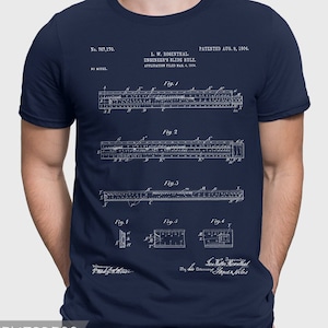 Puede incluir: Una camiseta azul marino con una impresión blanca de una patente para una regla de cálculo de ingeniero. El número de patente es 767.170 y la fecha de la patente es el 9 de agosto de 1904. La patente es para la regla de cálculo de ingeniero de L.W. Rosenthal.