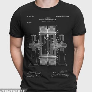 Op de afbeelding: Zwart T-shirt met een witte print van Nikola Tesla's patent voor een elektrische circuitregelaar. Het patentnummer is 609.246 en de datum is 16 augustus 1898.