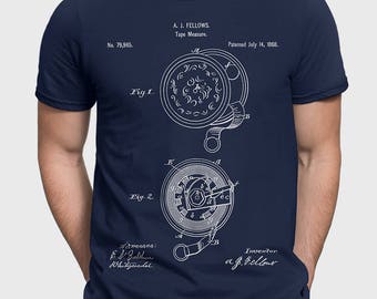 Op de afbeelding: Een marineblauw t-shirt met een witte print van een patent voor een meetlint. Het patent is getiteld "A. J. FELLOWS. Tape Measure." en het patentnummer is "No. 79,965."