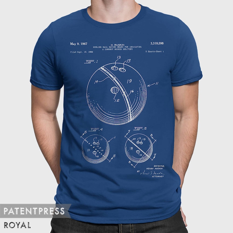 Pode incluir: Uma camiseta azul com uma estampa branca de um desenho de patente de bola de boliche. O n&uacute;mero da patente &eacute; 3.318.598 e o inventor &eacute; H. Ruskin. O texto na camiseta diz "Bowling Ball Having Means For Indicating A Correct Hooked Delivery".