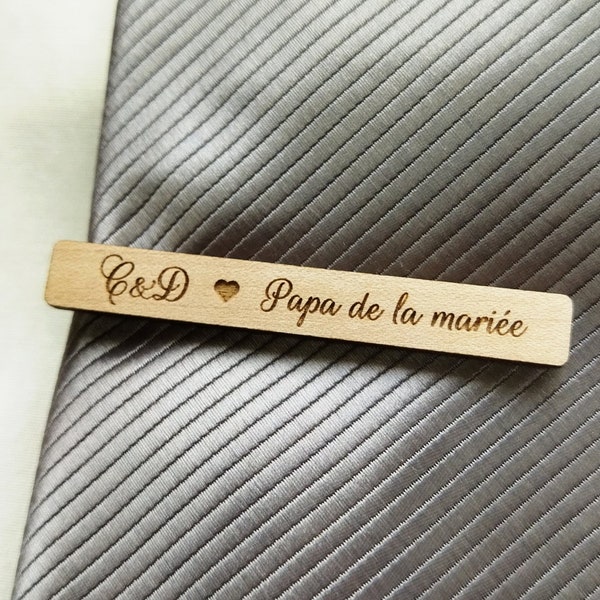 Pince à cravate en bois personnalisée - texte / initiales - Accessoire homme costume chemise épingle - Marié témoin mariage baptême